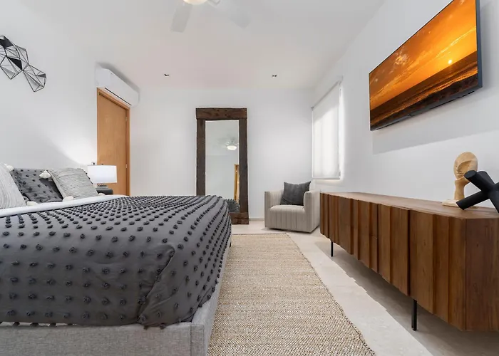 Apartment Private And Heated Pool With Arch View New Condo! *